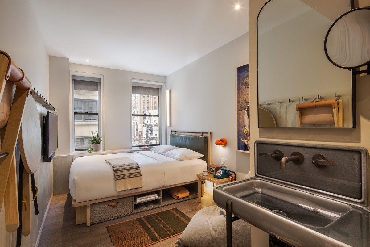 moxy hotel nyc times square bedroom