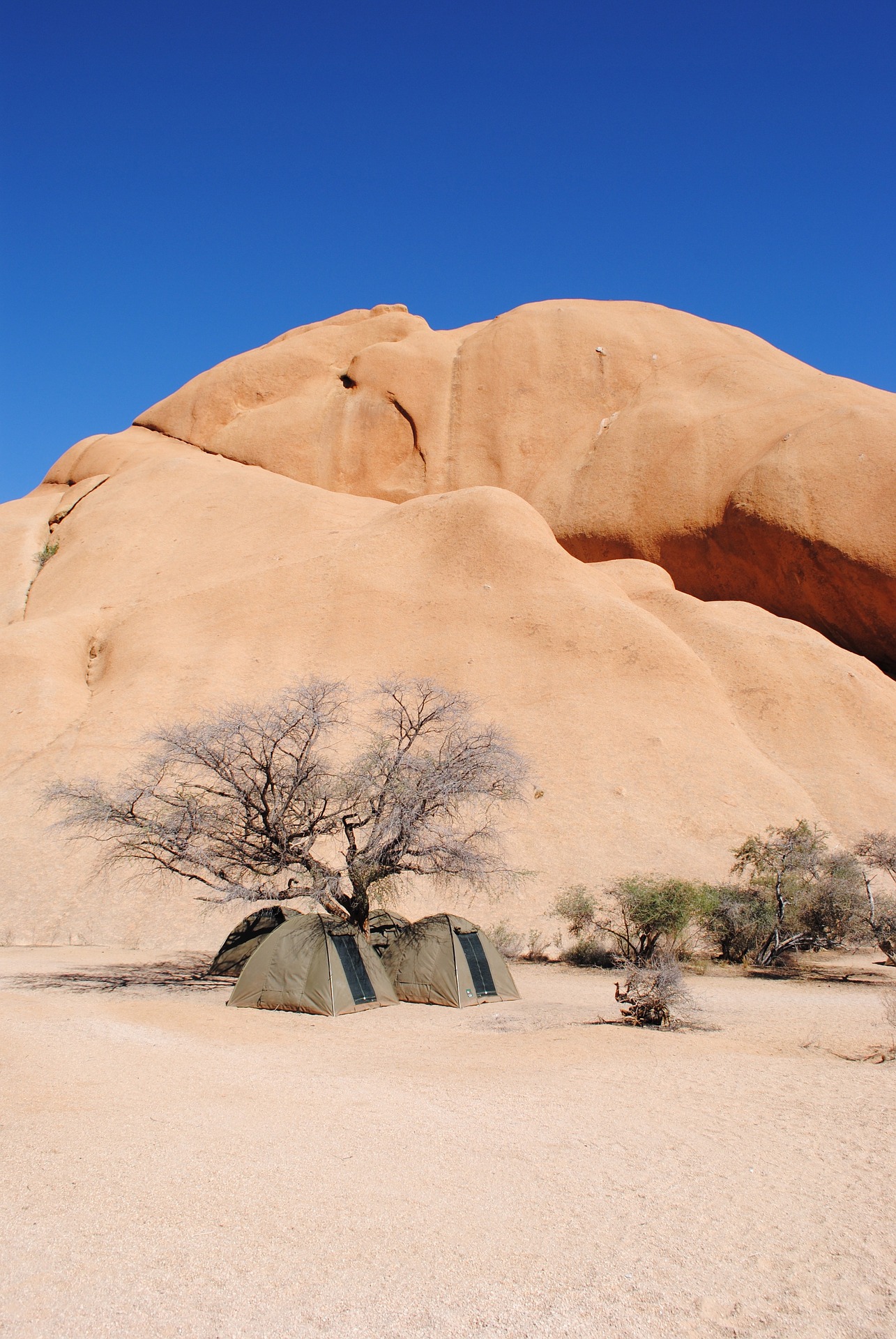 namibia desert camping spots التخييم في الصحراء