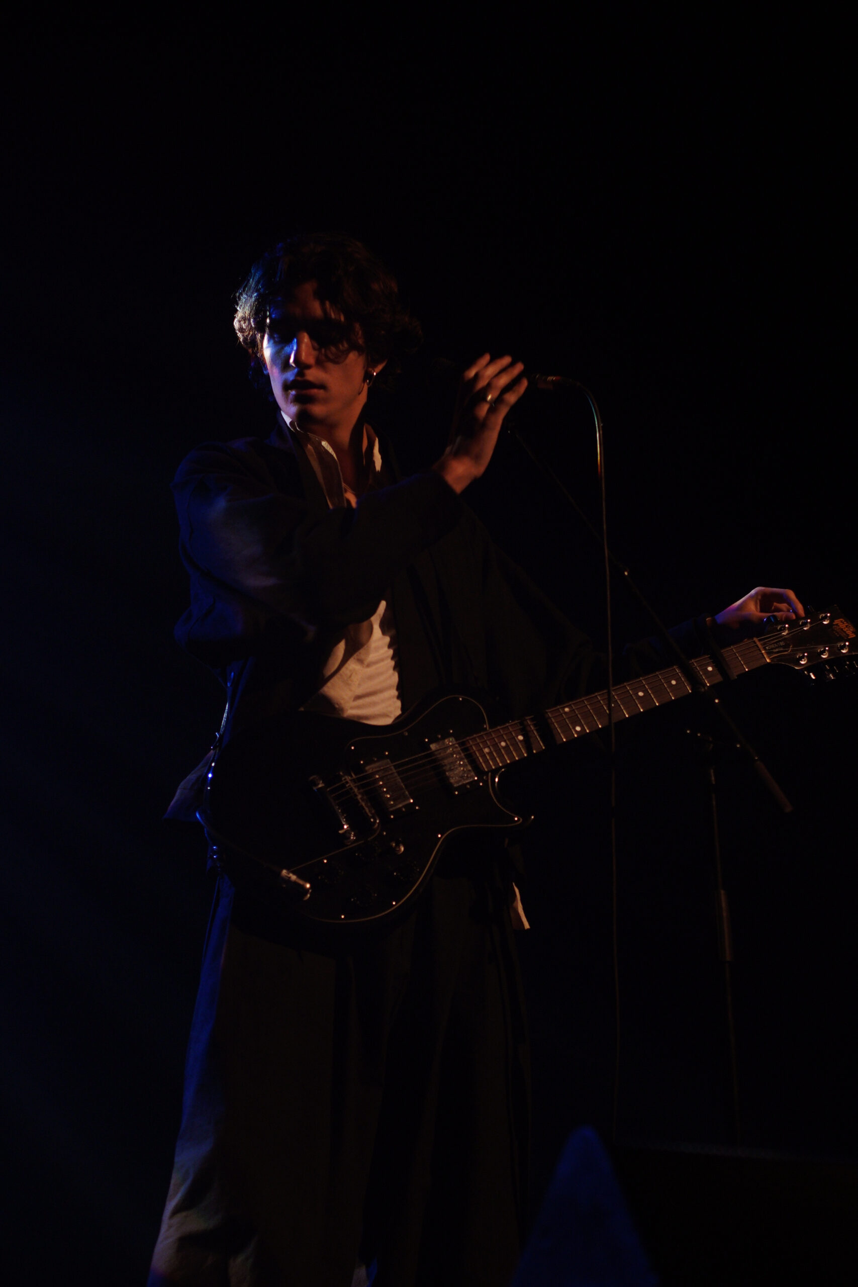 Tamino on stage playing the guitar