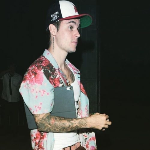 Justin Bieber Wearing A Short-sleeved Shirt